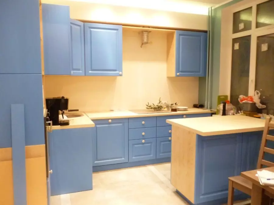 Modrá kuchyně (82 fotografií): Jaké barvy jsou kombinovány v interiéru modré kuchyňské sady? Kuchyňský design ve světle modré a tmavě modré tóny 9555_36