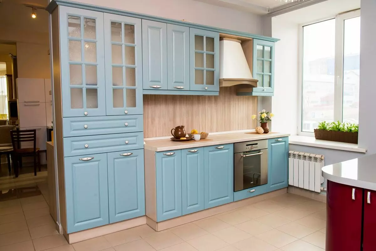 Blue Kuchyňa (82 fotografií): Aké farby sú kombinované v interiéri modrej kuchynskej sady? Kuchynský dizajn vo svetlom modrej a tmavo modré tóny 9555_37