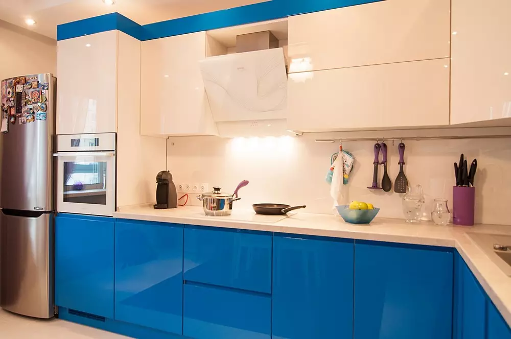 Cozinha azul (82 fotos): Que cores são combinadas no interior de um conjunto de cozinha azul? Projeto da cozinha em tons azuis e azul escuro 9555_39
