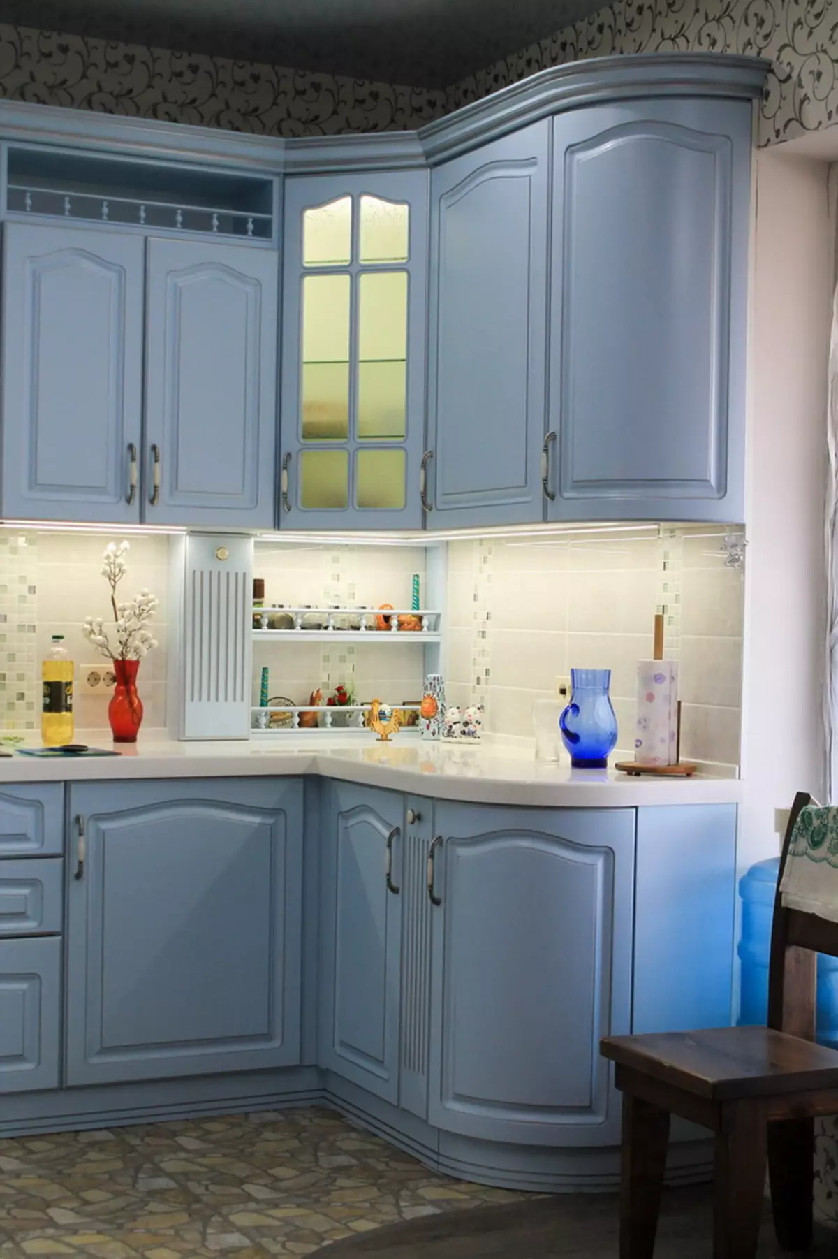 藍廚房（82張照片）：在藍色廚房套裝內部合併哪種顏色？淺藍色和深藍色色調的廚房設計 9555_4