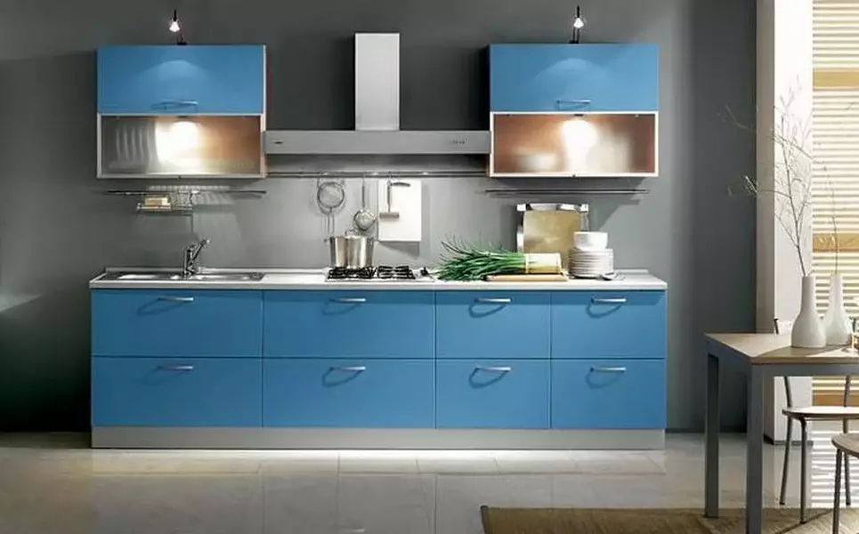 Modrá kuchyně (82 fotografií): Jaké barvy jsou kombinovány v interiéru modré kuchyňské sady? Kuchyňský design ve světle modré a tmavě modré tóny 9555_42