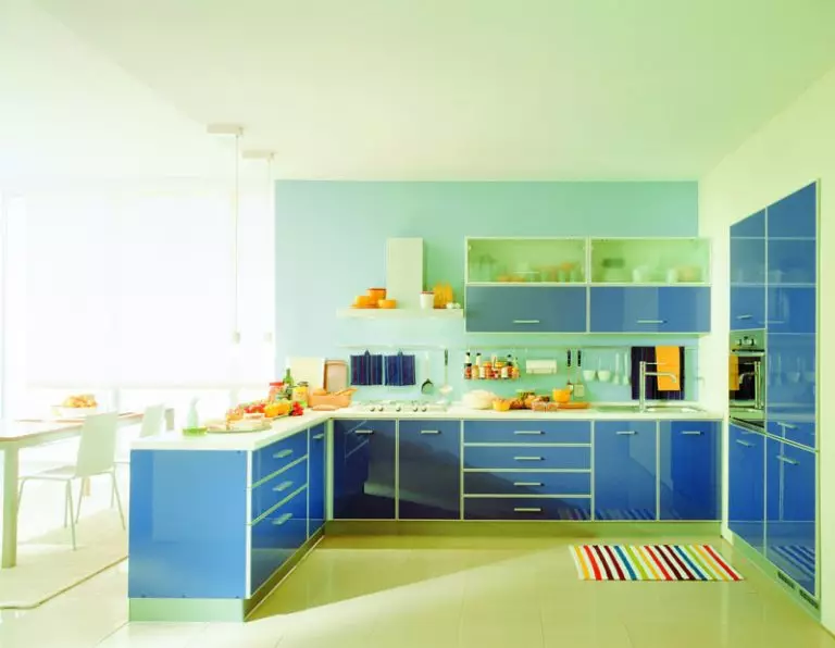 Blue Kuchyňa (82 fotografií): Aké farby sú kombinované v interiéri modrej kuchynskej sady? Kuchynský dizajn vo svetlom modrej a tmavo modré tóny 9555_45