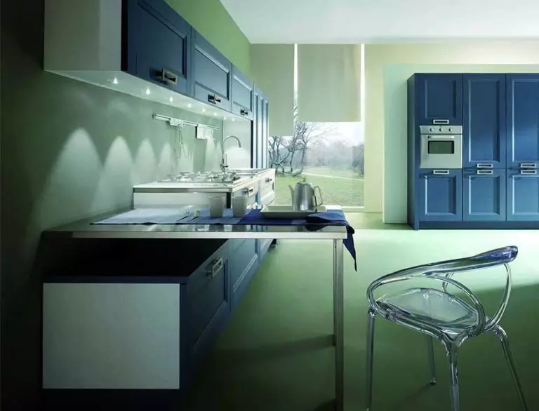 Cozinha azul (82 fotos): Que cores são combinadas no interior de um conjunto de cozinha azul? Projeto da cozinha em tons azuis e azul escuro 9555_46