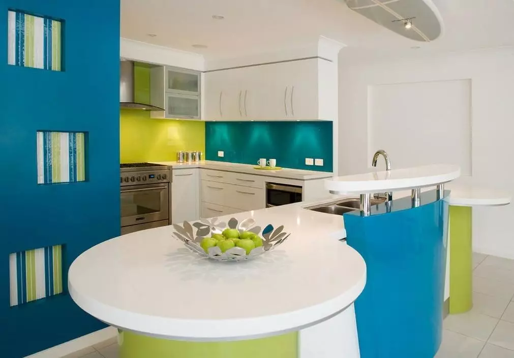 Blue Kuchyňa (82 fotografií): Aké farby sú kombinované v interiéri modrej kuchynskej sady? Kuchynský dizajn vo svetlom modrej a tmavo modré tóny 9555_47