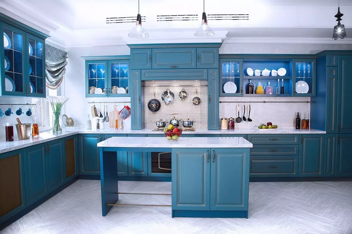 Bucătărie albastră (82 fotografii): Ce culori sunt combinate în interiorul unui set de bucătărie albastră? Design de bucătărie în tonuri albastre ușoare și întunecate 9555_48
