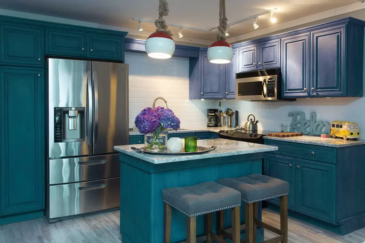 Bucătărie albastră (82 fotografii): Ce culori sunt combinate în interiorul unui set de bucătărie albastră? Design de bucătărie în tonuri albastre ușoare și întunecate 9555_51