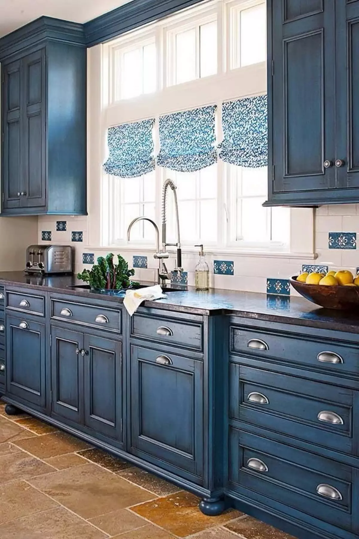 Bucătărie albastră (82 fotografii): Ce culori sunt combinate în interiorul unui set de bucătărie albastră? Design de bucătărie în tonuri albastre ușoare și întunecate 9555_53
