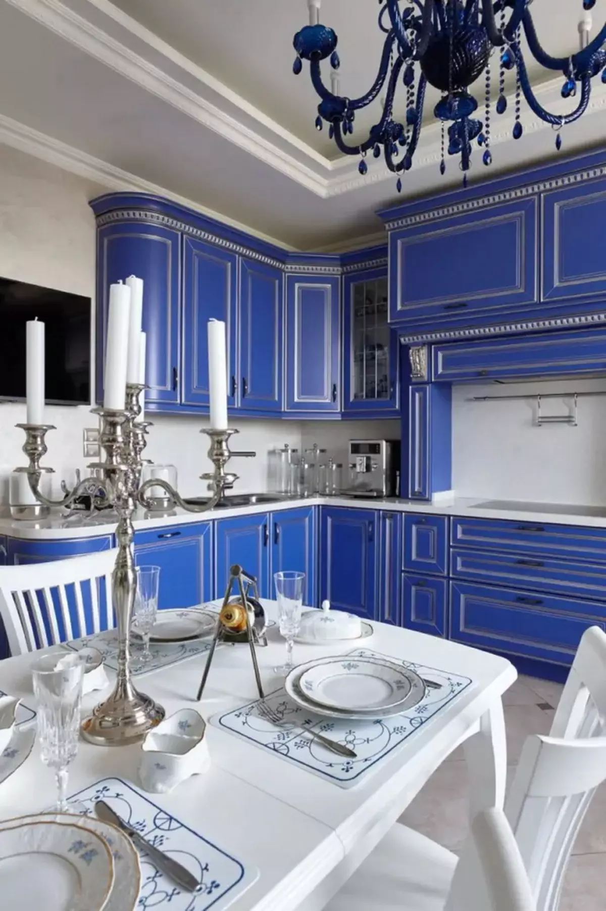 Plava kuhinja (82 fotografije): Koje su boje kombinirane u unutrašnjosti plave kuhinje? Kuhinjski dizajn u svijetlo plavim i tamno plavim tonovima 9555_54