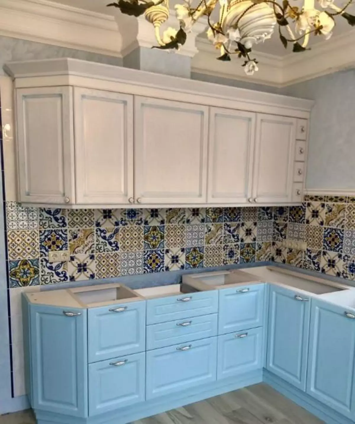 Blue Кухня (82 снимки): Какви цветове са съчетани в интериора на синя кухня комплект? Кухня дизайн в светло синьо и тъмно сини тонове 9555_55