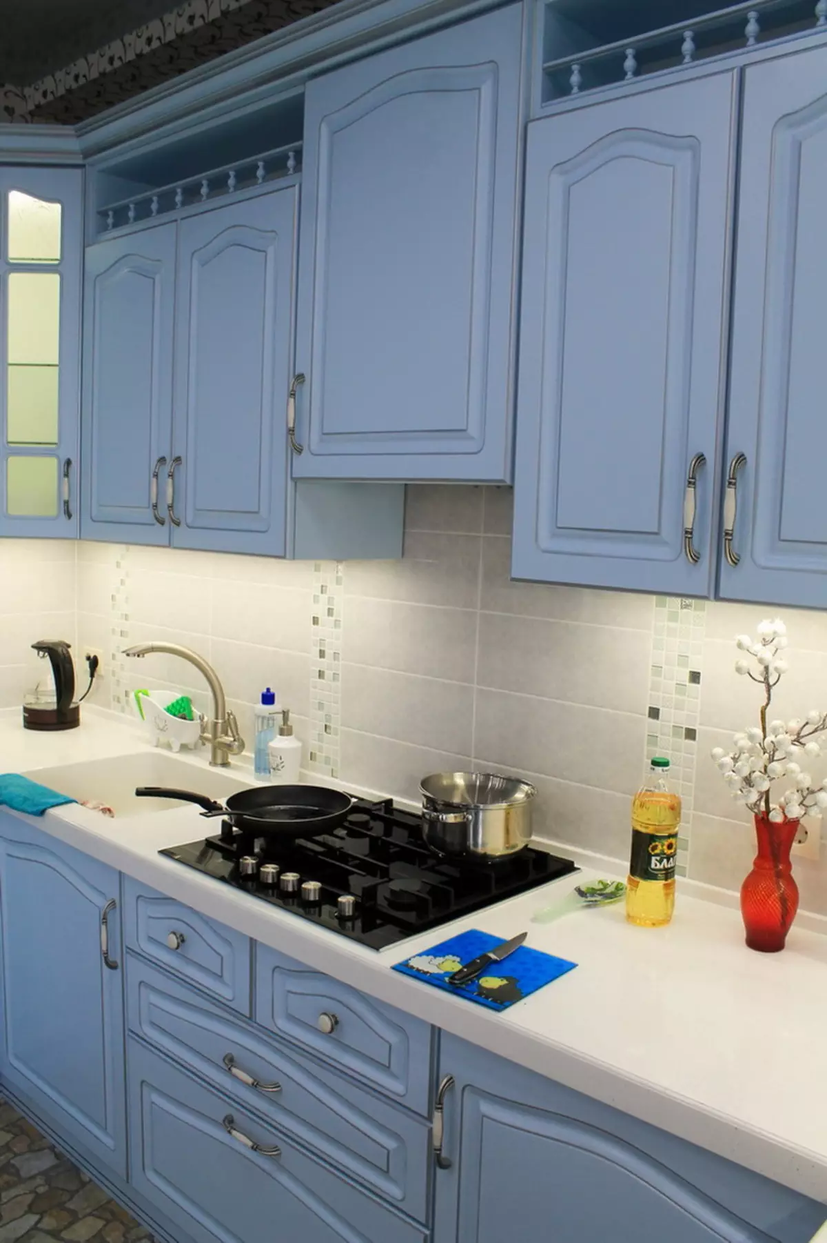 Cozinha azul (82 fotos): Que cores são combinadas no interior de um conjunto de cozinha azul? Projeto da cozinha em tons azuis e azul escuro 9555_56