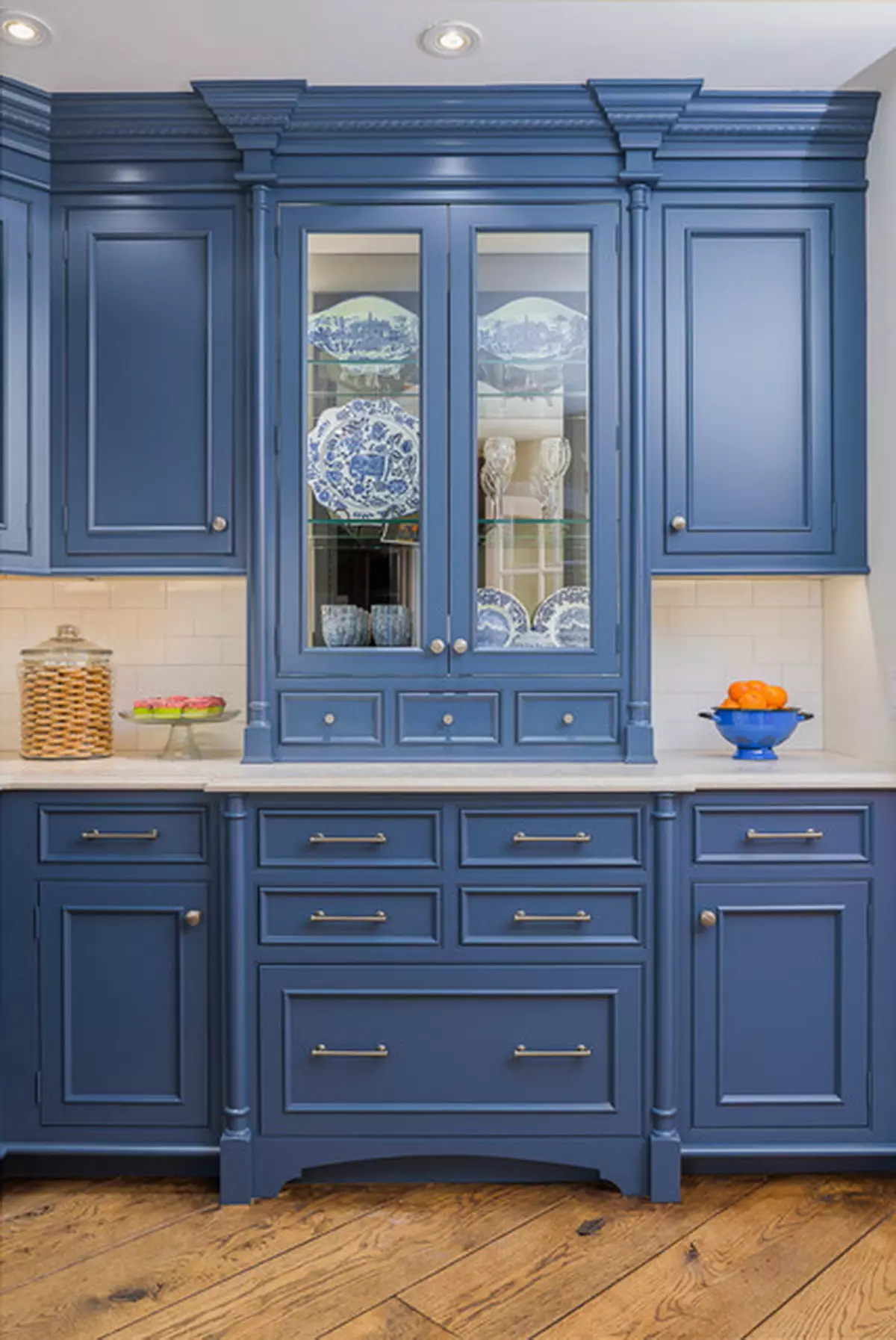 Modrá kuchyně (82 fotografií): Jaké barvy jsou kombinovány v interiéru modré kuchyňské sady? Kuchyňský design ve světle modré a tmavě modré tóny 9555_57