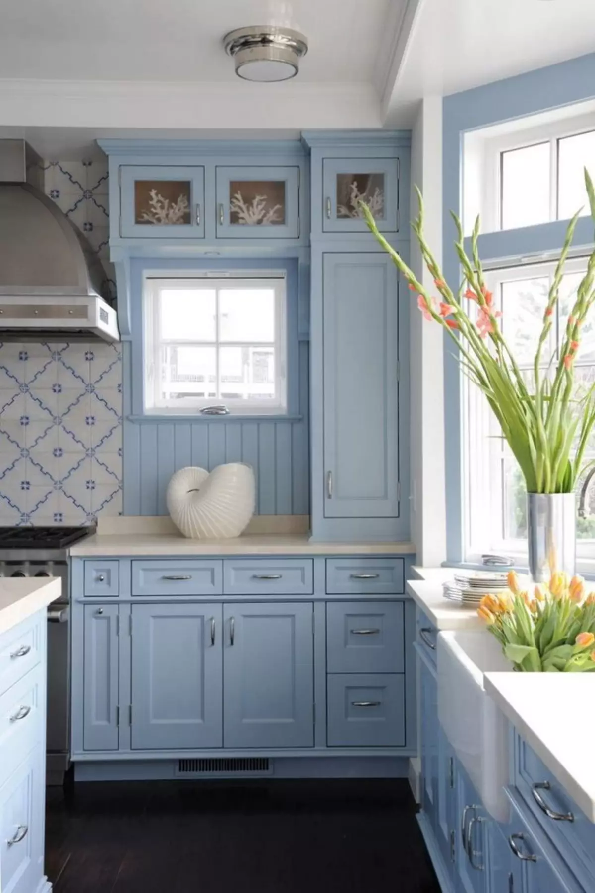 Modrá kuchyně (82 fotografií): Jaké barvy jsou kombinovány v interiéru modré kuchyňské sady? Kuchyňský design ve světle modré a tmavě modré tóny 9555_6