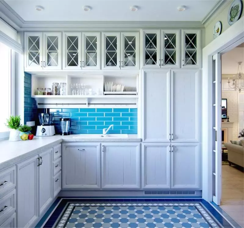 آشپزخانه آبی (82 عکس): چه رنگی در داخل یک آشپزخانه آبی ترکیب شده است؟ طراحی آشپزخانه در آبی رنگ آبی و آبی تیره 9555_61