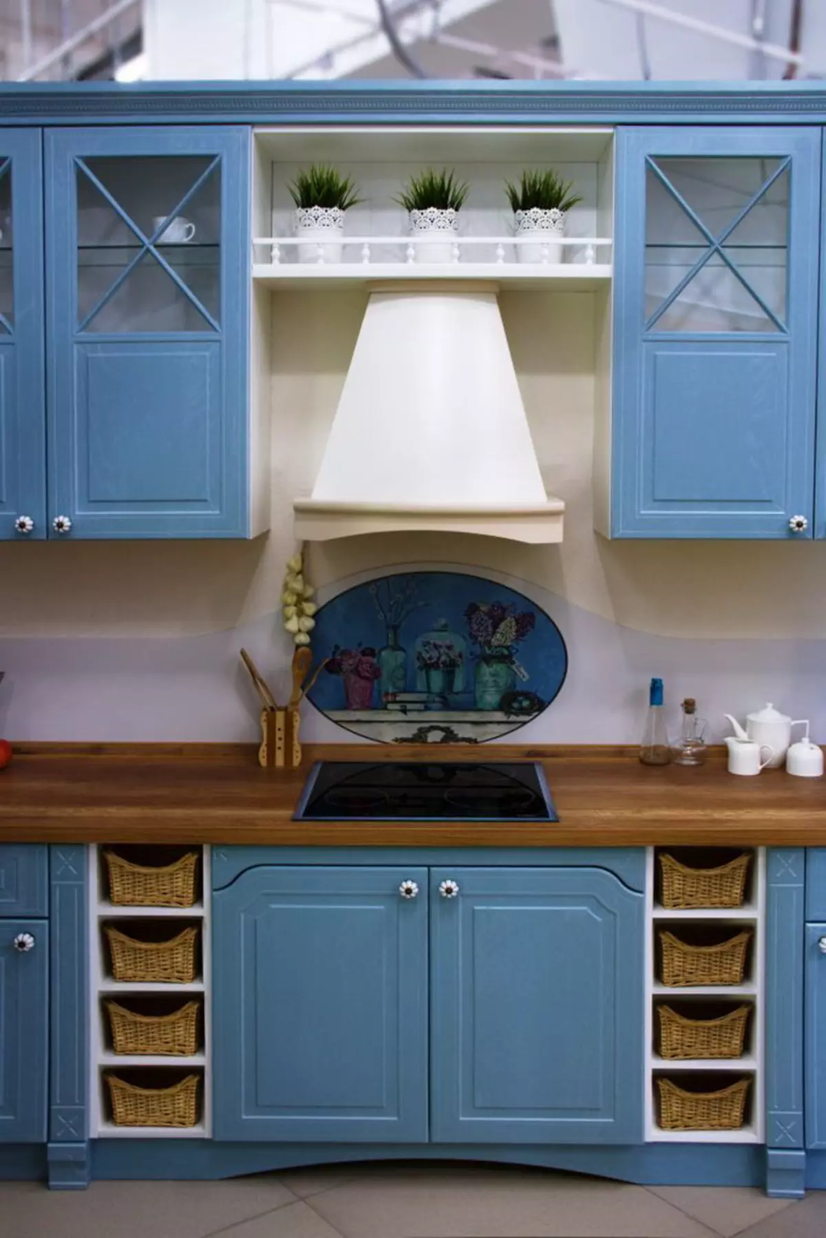 Bucătărie albastră (82 fotografii): Ce culori sunt combinate în interiorul unui set de bucătărie albastră? Design de bucătărie în tonuri albastre ușoare și întunecate 9555_63