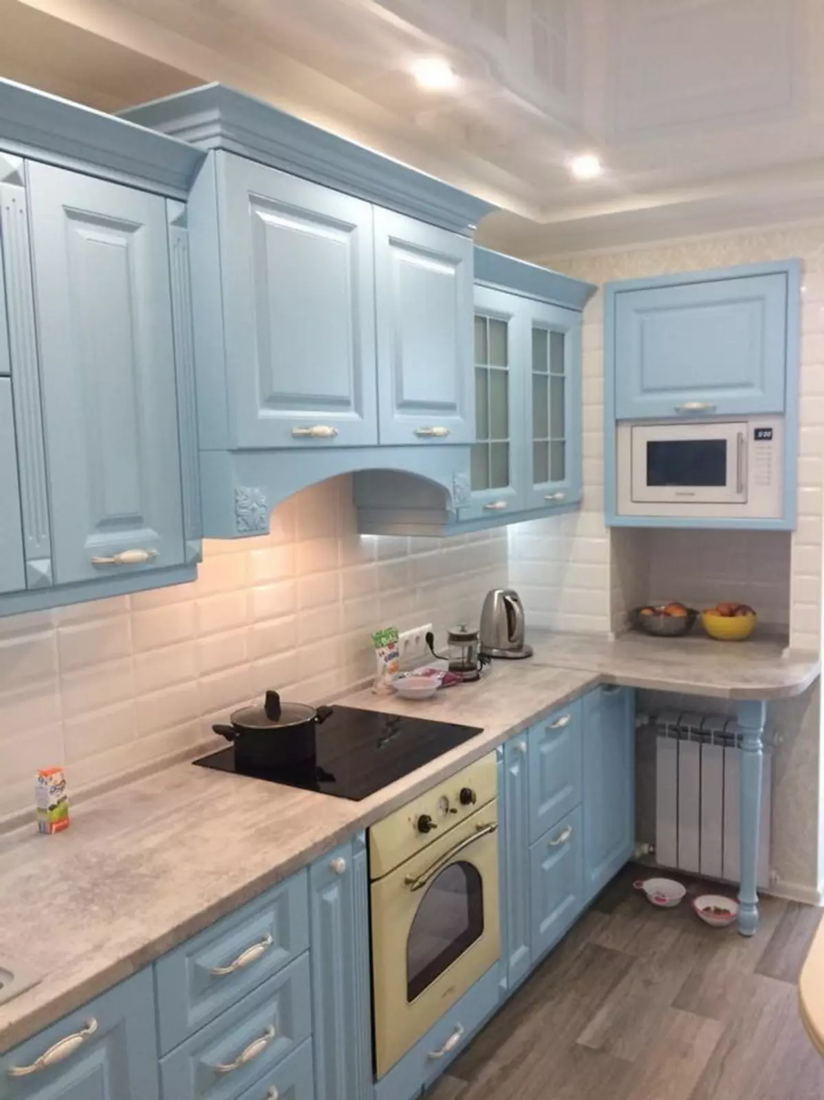 Blue Кухня (82 снимки): Какви цветове са съчетани в интериора на синя кухня комплект? Кухня дизайн в светло синьо и тъмно сини тонове 9555_66