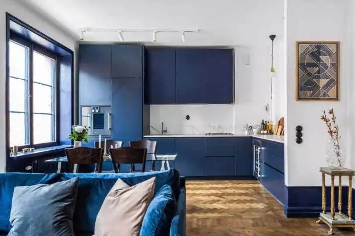 Bucătărie albastră (82 fotografii): Ce culori sunt combinate în interiorul unui set de bucătărie albastră? Design de bucătărie în tonuri albastre ușoare și întunecate 9555_68