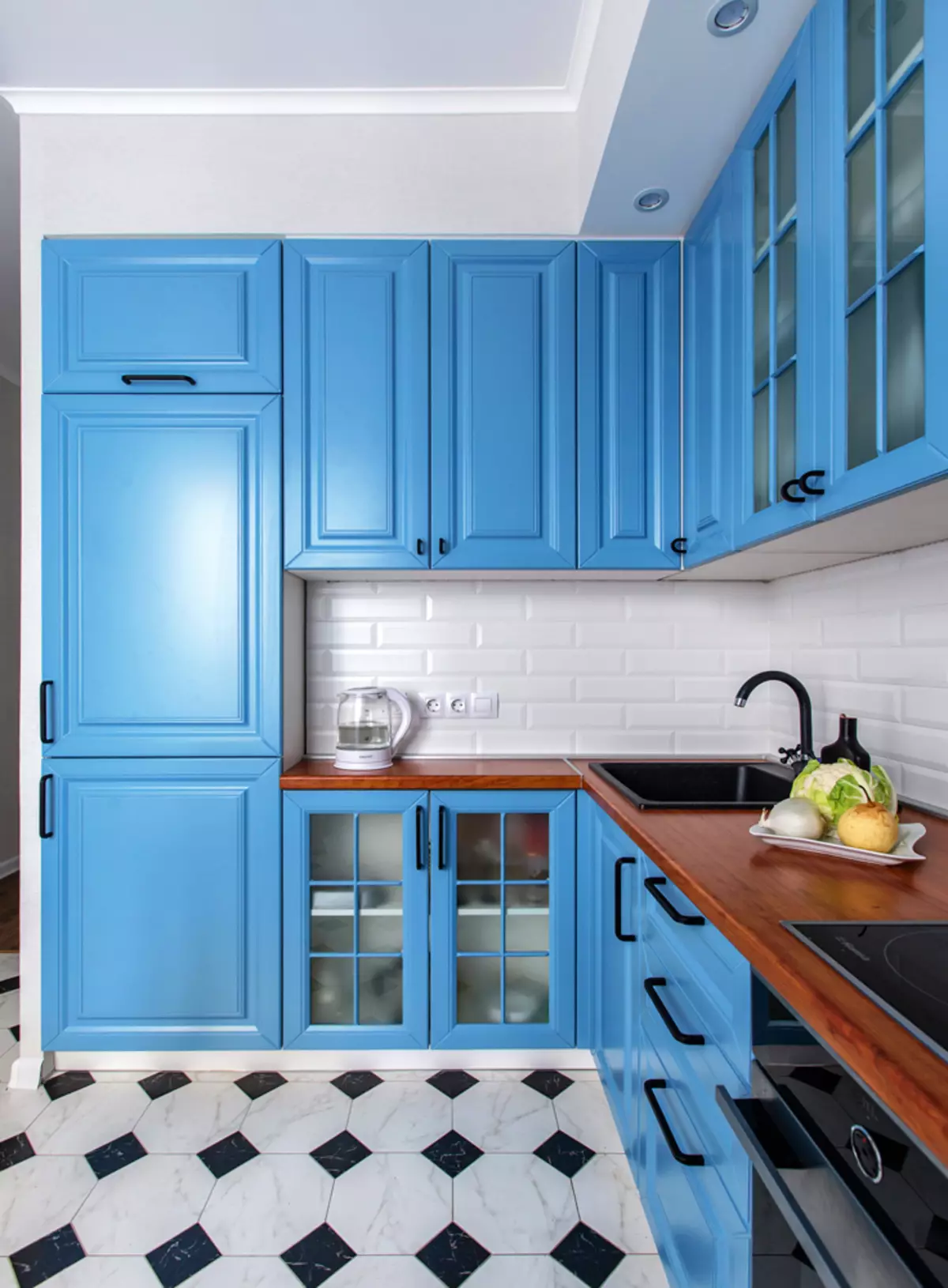 آشپزخانه آبی (82 عکس): چه رنگی در داخل یک آشپزخانه آبی ترکیب شده است؟ طراحی آشپزخانه در آبی رنگ آبی و آبی تیره 9555_69
