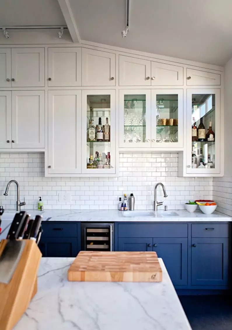 Bucătărie albastră (82 fotografii): Ce culori sunt combinate în interiorul unui set de bucătărie albastră? Design de bucătărie în tonuri albastre ușoare și întunecate 9555_70