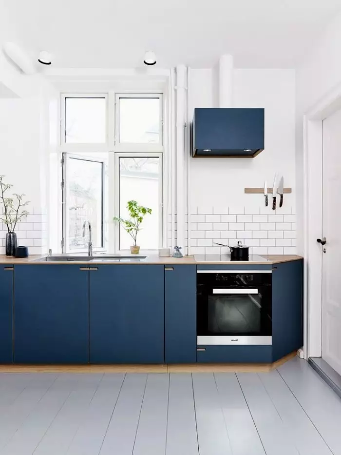 آشپزخانه آبی (82 عکس): چه رنگی در داخل یک آشپزخانه آبی ترکیب شده است؟ طراحی آشپزخانه در آبی رنگ آبی و آبی تیره 9555_71