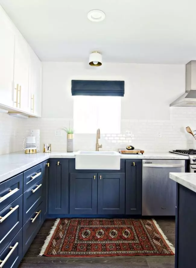 Plava kuhinja (82 fotografije): Koje su boje kombinirane u unutrašnjosti plave kuhinje? Kuhinjski dizajn u svijetlo plavim i tamno plavim tonovima 9555_72