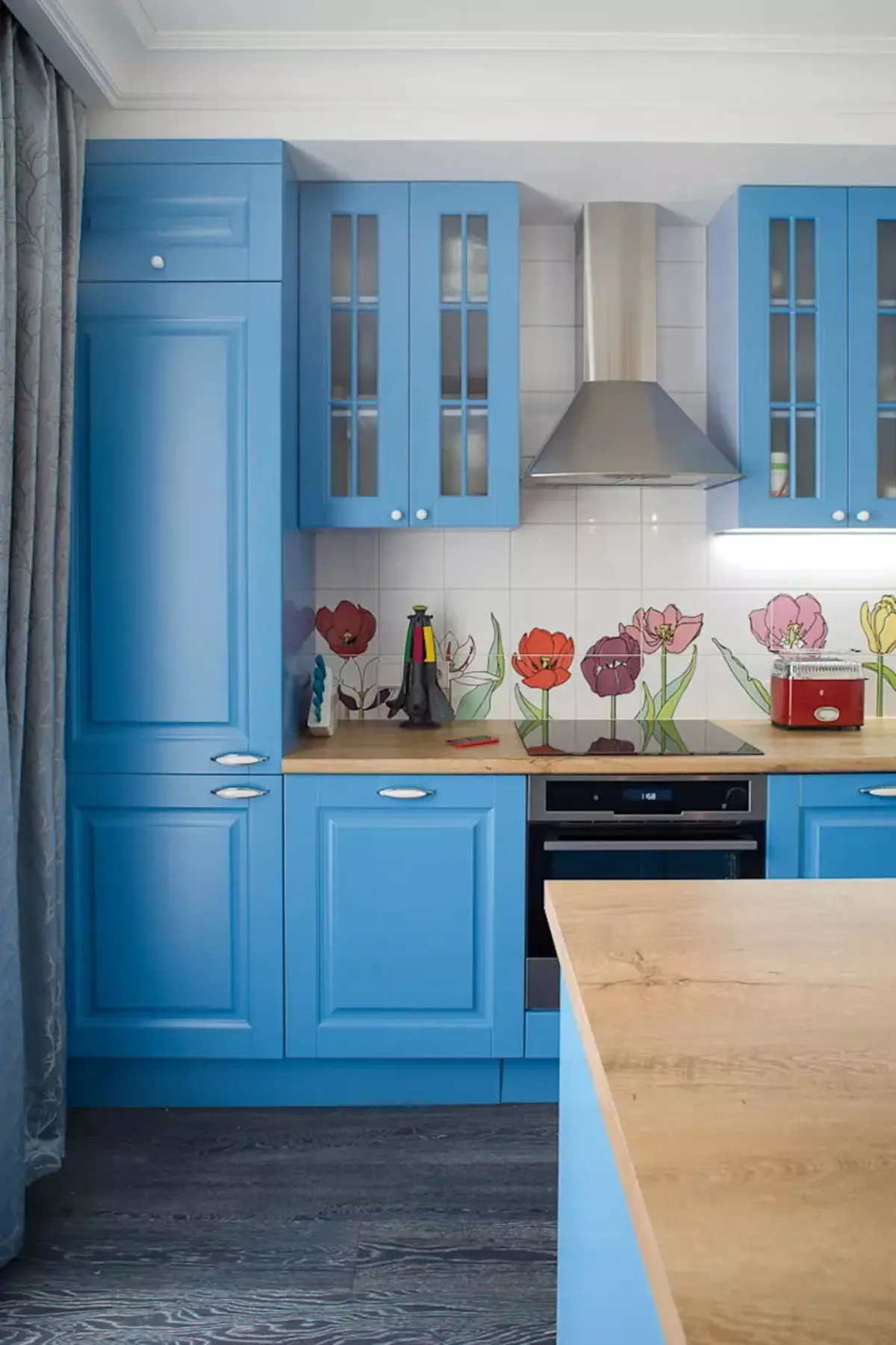 Blue Kuchyňa (82 fotografií): Aké farby sú kombinované v interiéri modrej kuchynskej sady? Kuchynský dizajn vo svetlom modrej a tmavo modré tóny 9555_73
