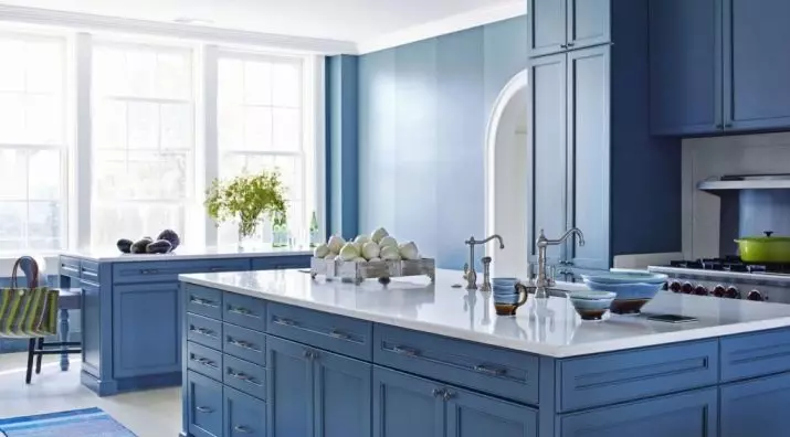Blue Kuchyňa (82 fotografií): Aké farby sú kombinované v interiéri modrej kuchynskej sady? Kuchynský dizajn vo svetlom modrej a tmavo modré tóny 9555_75