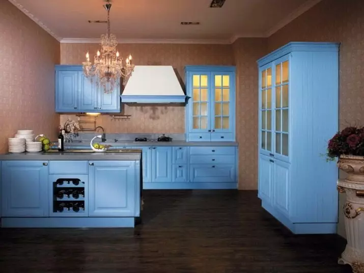 Modrá kuchyně (82 fotografií): Jaké barvy jsou kombinovány v interiéru modré kuchyňské sady? Kuchyňský design ve světle modré a tmavě modré tóny 9555_78
