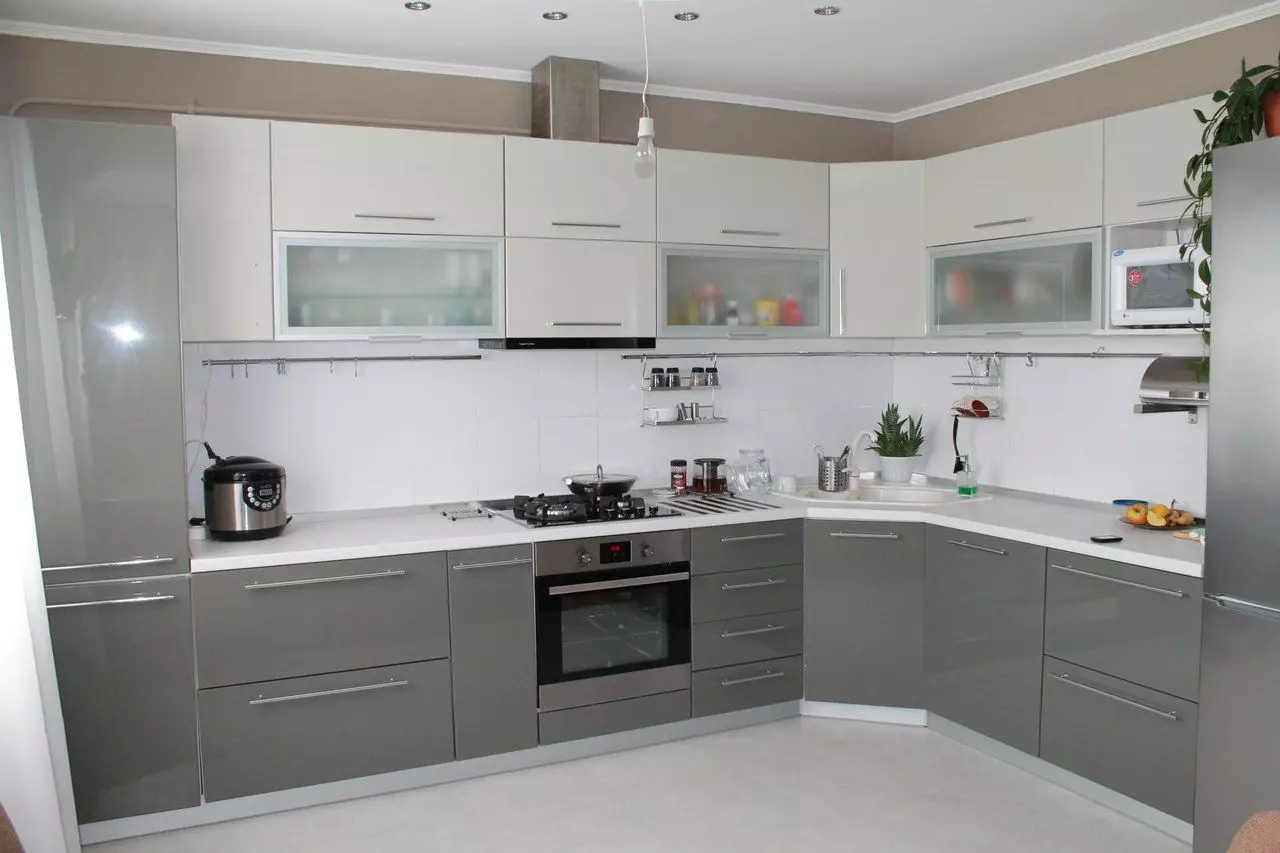 Кухні з акрилу (54 фото): плюси і мінуси. Дизайн білих і інших кухонних гарнітурів з акриловими фасадами. Що краще, акрил, емаль або МДФ? 9557_19