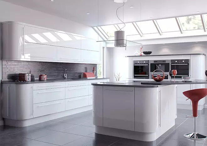 آشپزخانه براق سفید (61 عکس): هدست های آشپزخانه در طراحی داخلی در سبک مدرن. چه مواد بهتر است؟ نما از آشپزخانه مدولار چیست؟ مزایا و معایب 9560_11
