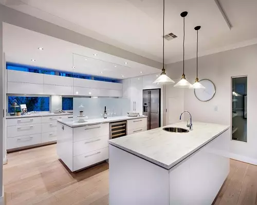 Biela lesklá kuchyňa (61 fotografií): kuchynské slúchadlá v interiéri dizajn v modernom štýle. Aký materiál je lepší? Aké sú fasády modulárnych kuchýň? Výhody a nevýhody 9560_12