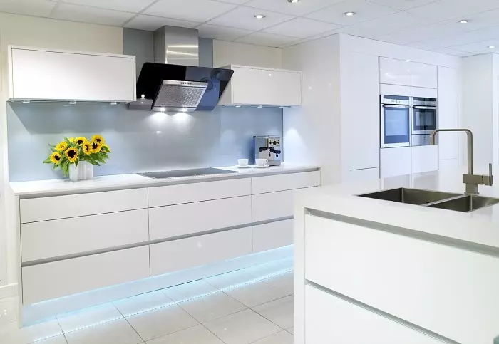 白色光澤廚房（61張照片）：現代風格的室內設計的廚房耳機。什麼材料更好？模塊化廚房的外牆是什麼？的優點和缺點 9560_13