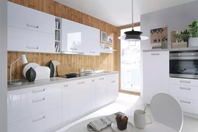 Bijela sjajna kuhinja (61 fotografije): Kuhinjska slušalica u dizajnu interijera u modernom stilu. Koji je materijal bolji? Koje su fasade modularnih kuhinja? Prednosti i nedostatci 9560_14