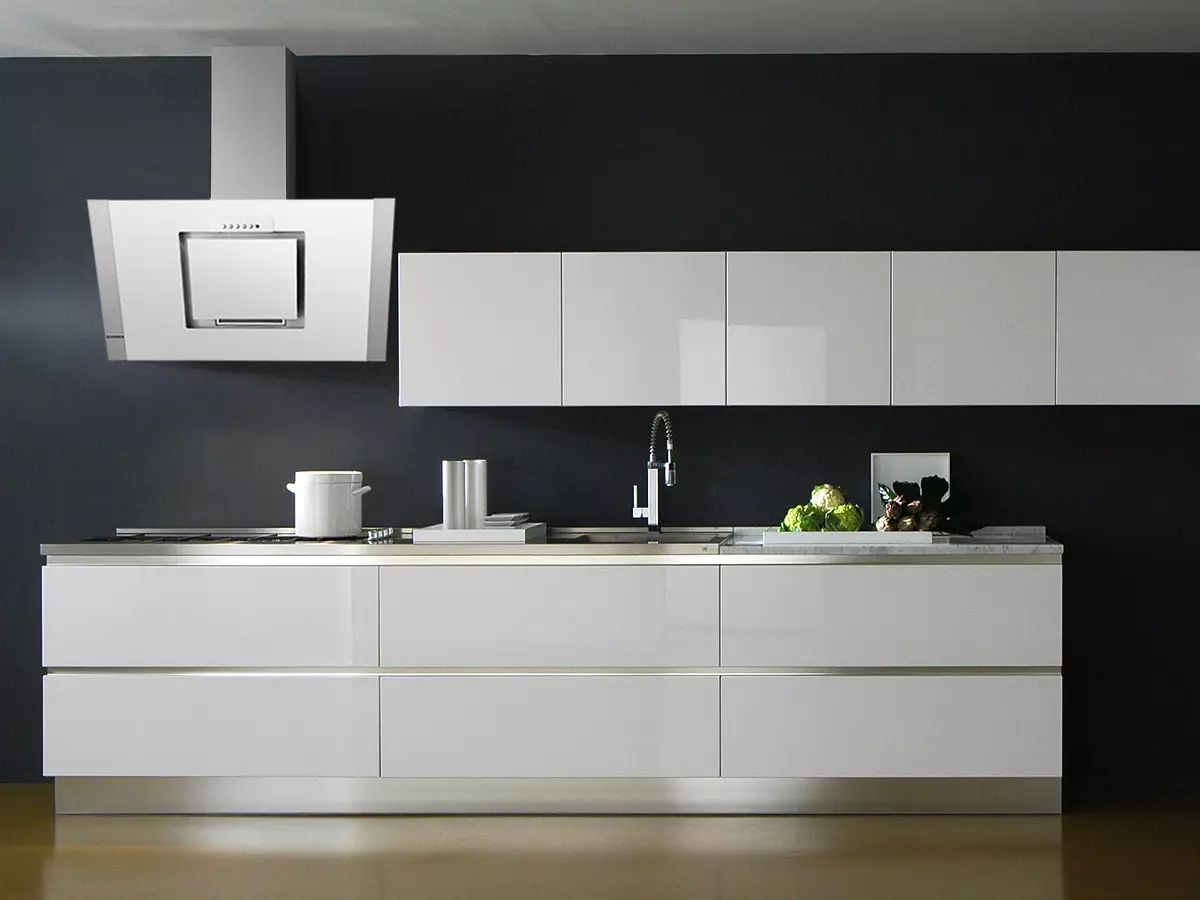 Cuina blanca brillant (61 fotos): auriculars de cuina en el disseny d'interiors en estil modern. Quin material és millor? Quines són les façanes de les cuines modulars? Avantatges i inconvenients 9560_17