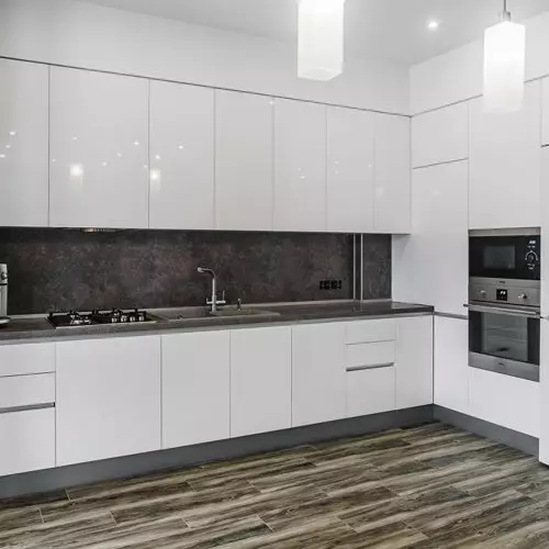 آشپزخانه براق سفید (61 عکس): هدست های آشپزخانه در طراحی داخلی در سبک مدرن. چه مواد بهتر است؟ نما از آشپزخانه مدولار چیست؟ مزایا و معایب 9560_18