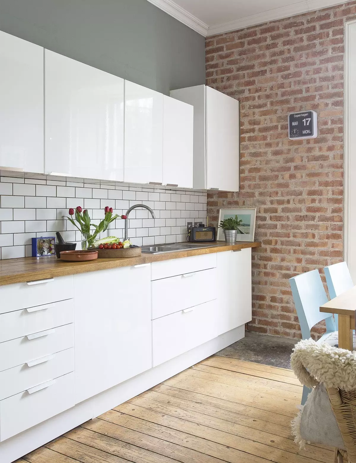 Biela lesklá kuchyňa (61 fotografií): kuchynské slúchadlá v interiéri dizajn v modernom štýle. Aký materiál je lepší? Aké sú fasády modulárnych kuchýň? Výhody a nevýhody 9560_19