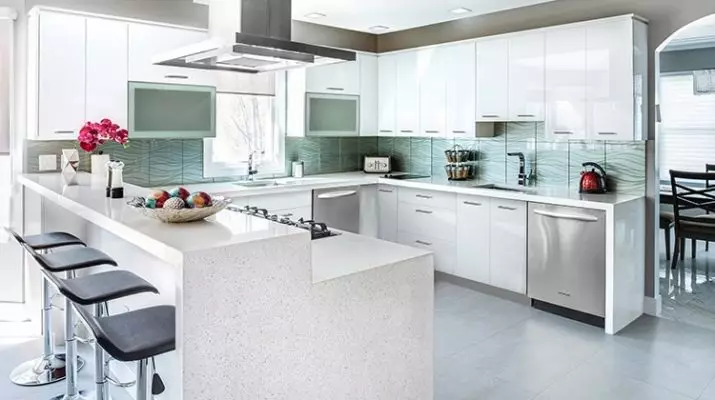 Biela lesklá kuchyňa (61 fotografií): kuchynské slúchadlá v interiéri dizajn v modernom štýle. Aký materiál je lepší? Aké sú fasády modulárnych kuchýň? Výhody a nevýhody 9560_2