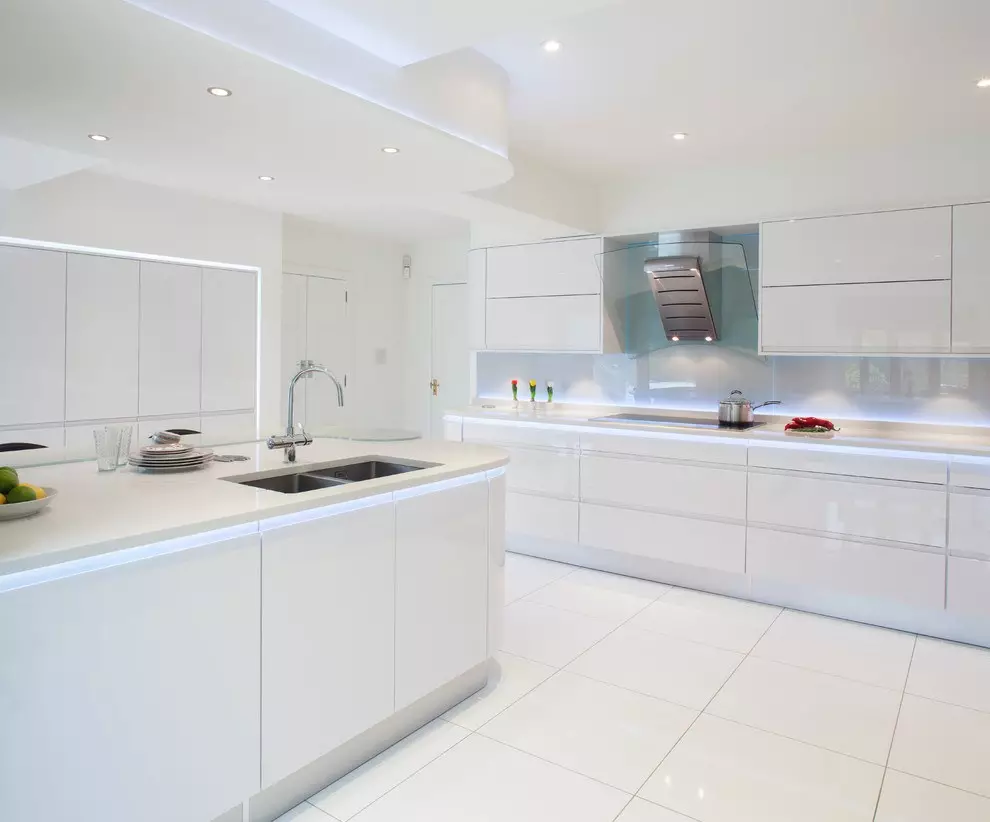 白色光澤廚房（61張照片）：現代風格的室內設計的廚房耳機。什麼材料更好？模塊化廚房的外牆是什麼？的優點和缺點 9560_20