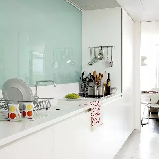 White Glossy Kitchen (61 foto): Headset dapur dalam desain interior dalam gaya modern. Bahan apa yang lebih baik? Apa fasad dapur modular? Keuntungan dan kerugian 9560_21
