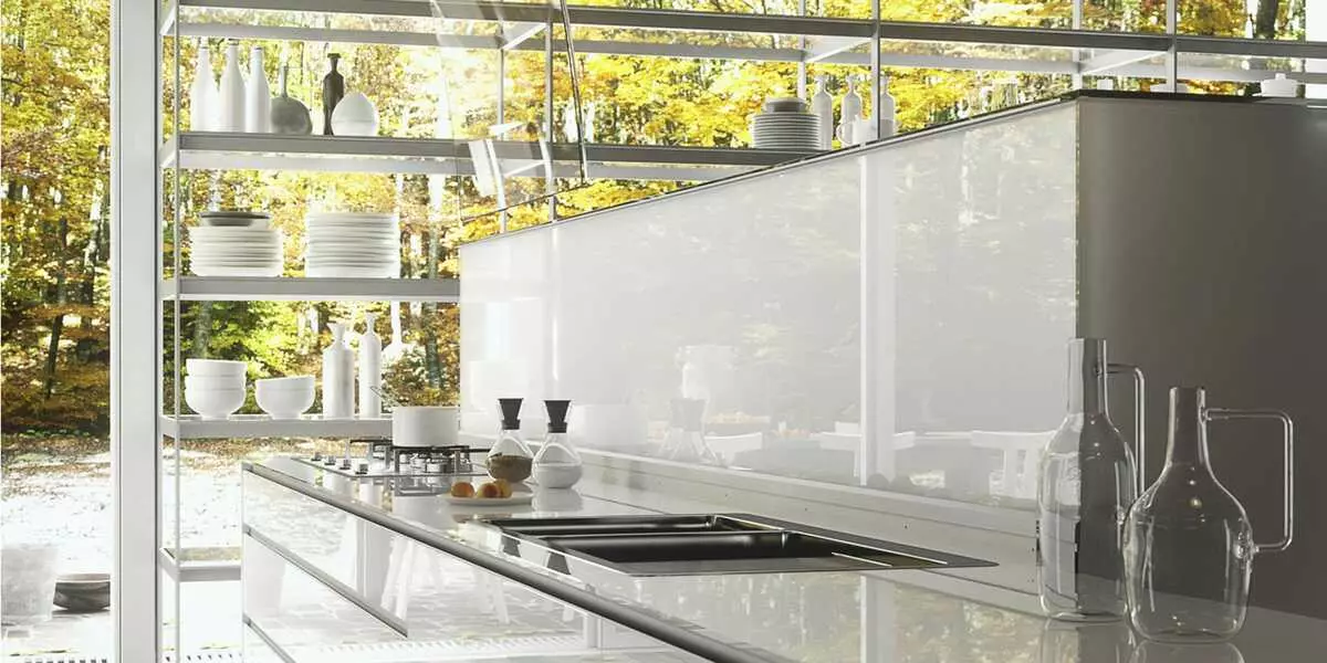 Bijela sjajna kuhinja (61 fotografije): Kuhinjska slušalica u dizajnu interijera u modernom stilu. Koji je materijal bolji? Koje su fasade modularnih kuhinja? Prednosti i nedostatci 9560_22