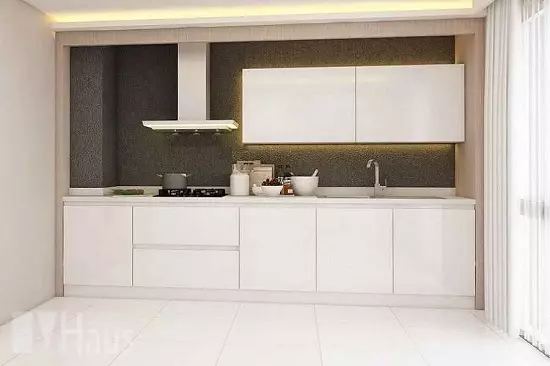 Hvit glanset kjøkken (61 bilder): Kjøkkenhodetelefoner i interiørdesignet i moderne stil. Hvilket materiale er bedre? Hva er fasadene av modulære kjøkken? Fordeler og ulemper 9560_24