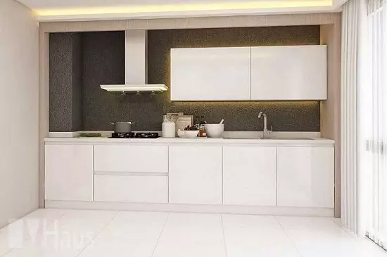 White Glossy Kitchen (61 mga larawan): Mga headset ng kusina sa panloob na disenyo sa modernong estilo. Anong materyal ang mas mahusay? Ano ang mga facade ng modular kitchens? Mga Bentahe at Disadvantages. 9560_24