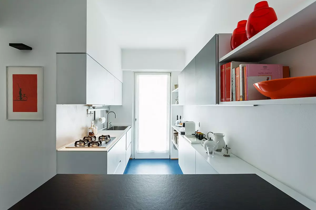 Біла глянцева кухня (61 фото): кухонні гарнітури в дизайні інтер'єру в сучасному стилі. Який матеріал краще? Якими бувають фасади модульних кухонь? Плюси і мінуси 9560_25
