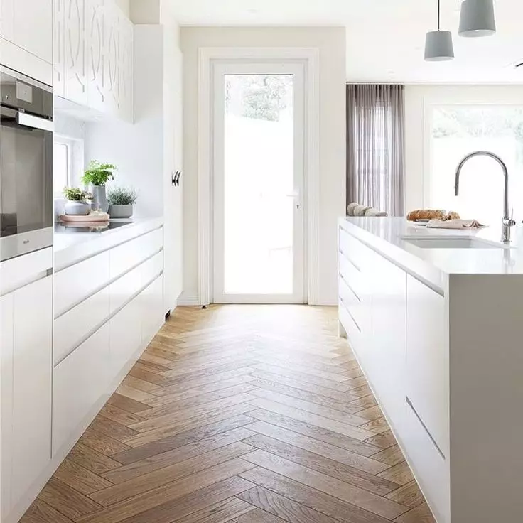 Hvit glanset kjøkken (61 bilder): Kjøkkenhodetelefoner i interiørdesignet i moderne stil. Hvilket materiale er bedre? Hva er fasadene av modulære kjøkken? Fordeler og ulemper 9560_26