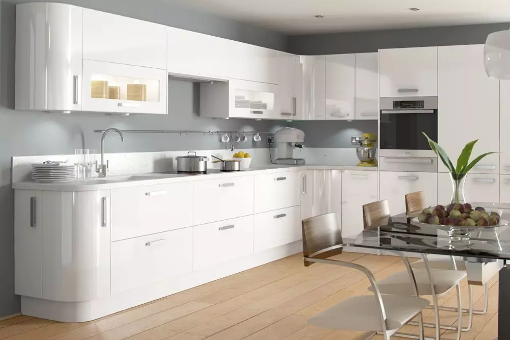 Cuina blanca brillant (61 fotos): auriculars de cuina en el disseny d'interiors en estil modern. Quin material és millor? Quines són les façanes de les cuines modulars? Avantatges i inconvenients 9560_27