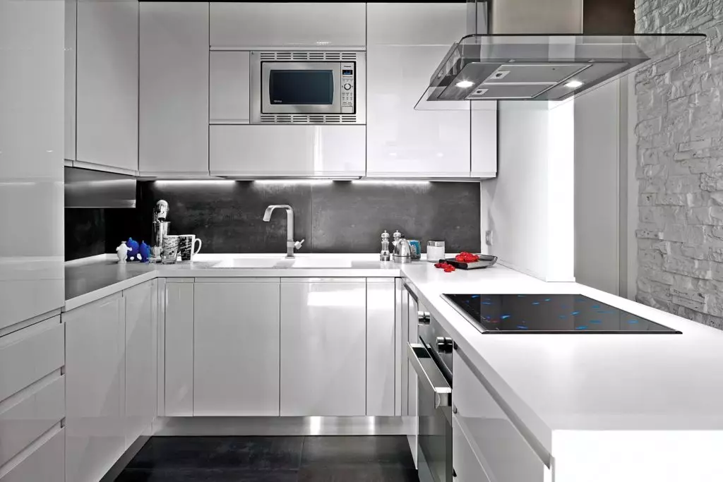 Bijela sjajna kuhinja (61 fotografije): Kuhinjska slušalica u dizajnu interijera u modernom stilu. Koji je materijal bolji? Koje su fasade modularnih kuhinja? Prednosti i nedostatci 9560_29