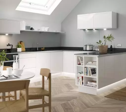 白色光澤廚房（61張照片）：現代風格的室內設計的廚房耳機。什麼材料更好？模塊化廚房的外牆是什麼？的優點和缺點 9560_3