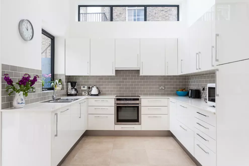 白色光澤廚房（61張照片）：現代風格的室內設計的廚房耳機。什麼材料更好？模塊化廚房的外牆是什麼？的優點和缺點 9560_30