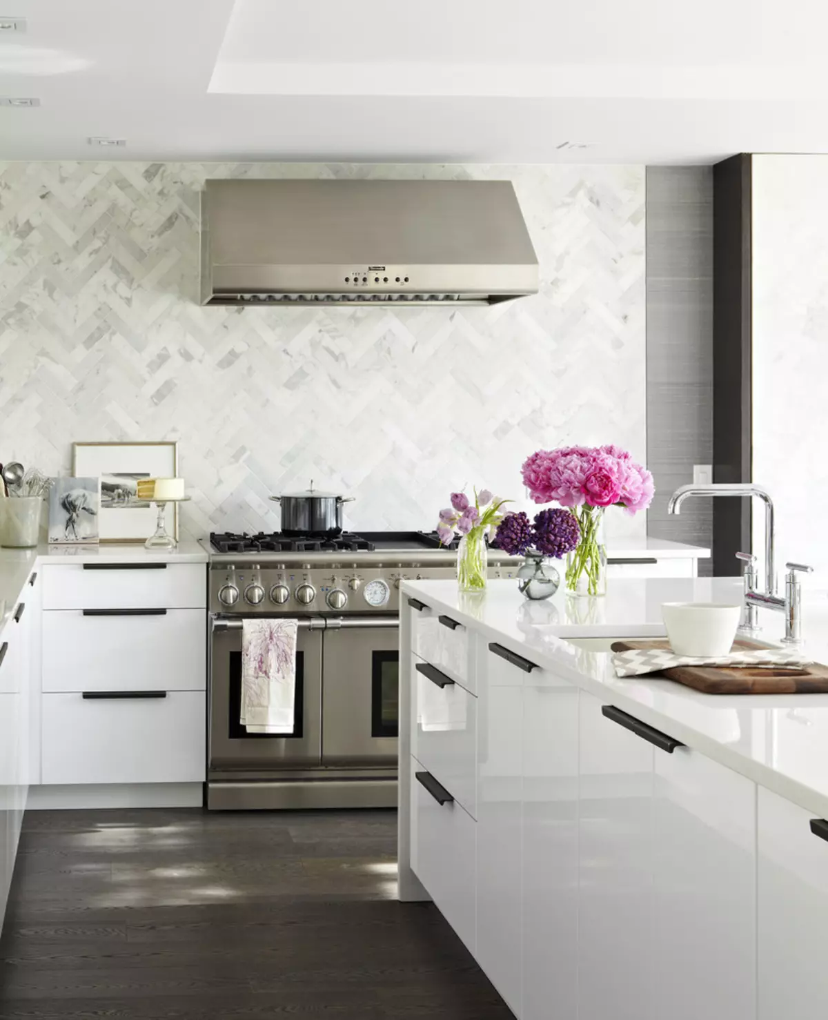Cuina blanca brillant (61 fotos): auriculars de cuina en el disseny d'interiors en estil modern. Quin material és millor? Quines són les façanes de les cuines modulars? Avantatges i inconvenients 9560_31