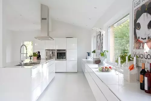 آشپزخانه براق سفید (61 عکس): هدست های آشپزخانه در طراحی داخلی در سبک مدرن. چه مواد بهتر است؟ نما از آشپزخانه مدولار چیست؟ مزایا و معایب 9560_32