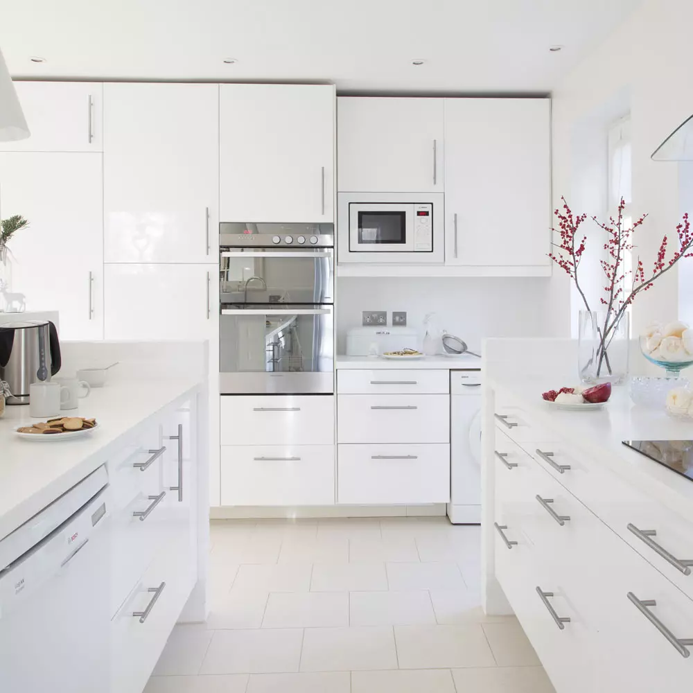 Cuina blanca brillant (61 fotos): auriculars de cuina en el disseny d'interiors en estil modern. Quin material és millor? Quines són les façanes de les cuines modulars? Avantatges i inconvenients 9560_33